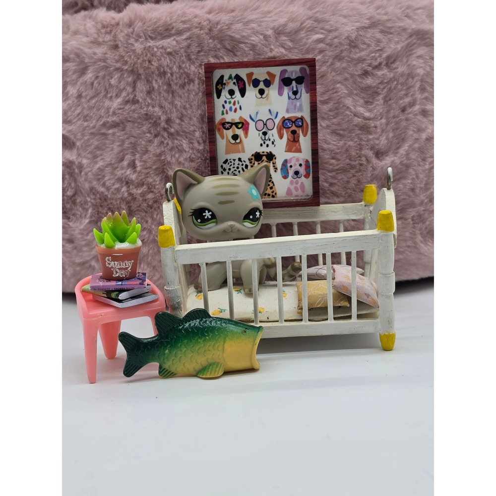 LPS littlest Pet Shop Gray Shorthair Cat #483 With Vintage Dollhouse Accessories